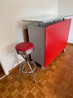 Stylishe Bar / Tresen plus zwei dazugehörige Barhocker