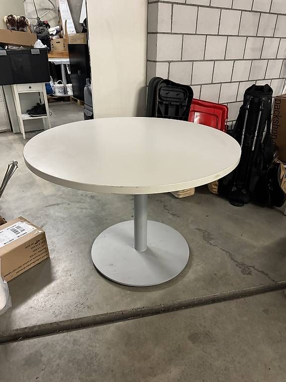 Tables: Stabiler runden Tisch grau – D'occasion à Gümligen par 88happy