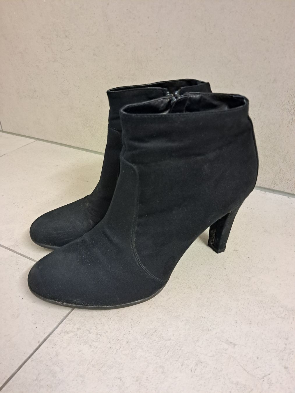 Scarpe da donna: schwarze Stiefelette aus Samt Gr. 40 – Usato da Weinfelden venduto da Da-ryn01