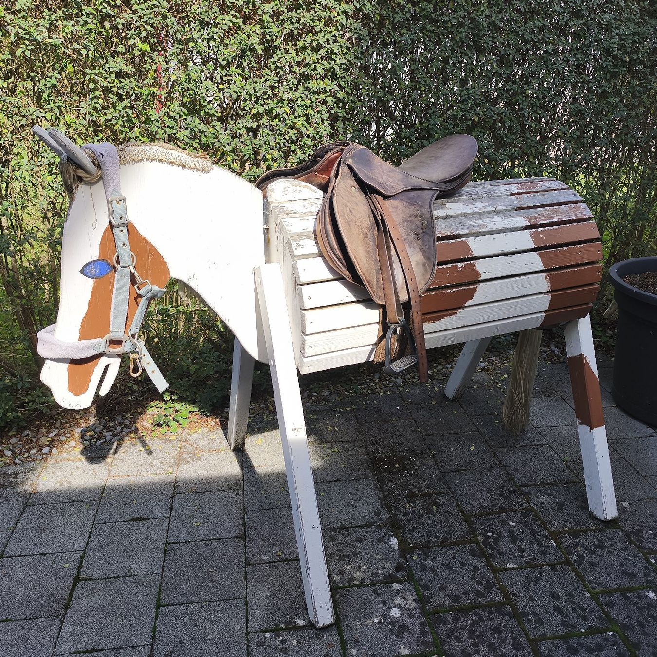 Giocattoli: grosses Holzpferd mit echtem Ledersattel! – Usato da Romanshorn venduto da hdbien