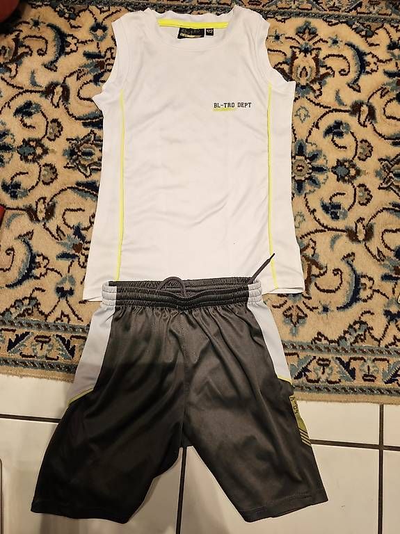 Lotti & Set di vestiti: Thiyshirt und Hose Funktionsmaterial Gr. 122 – Usato da Gamprin venduto da man_j9fr