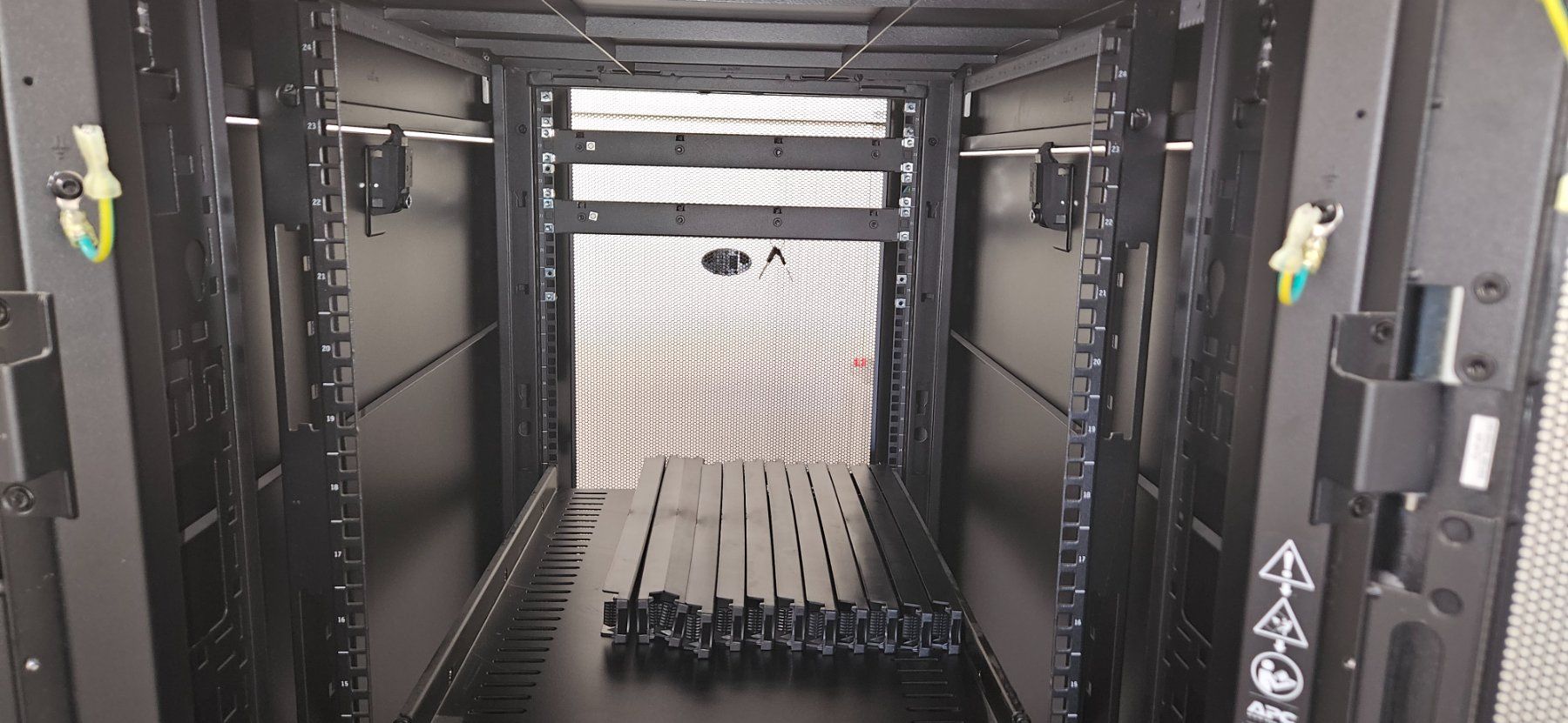 Apc Racks & Cavalletti: APC Rack 19" 24 HE – Usato da Mühlau venduto da hb9fgd 5