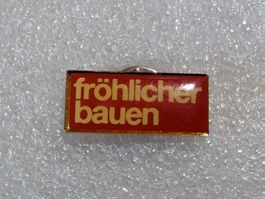 Ansteckpin 266: fröhlicher Bauen