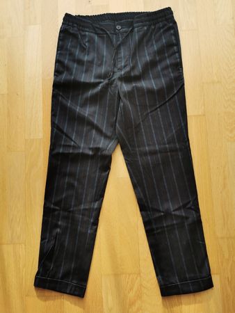 Schwarz-blau-gestreifte Hose, Grösse M