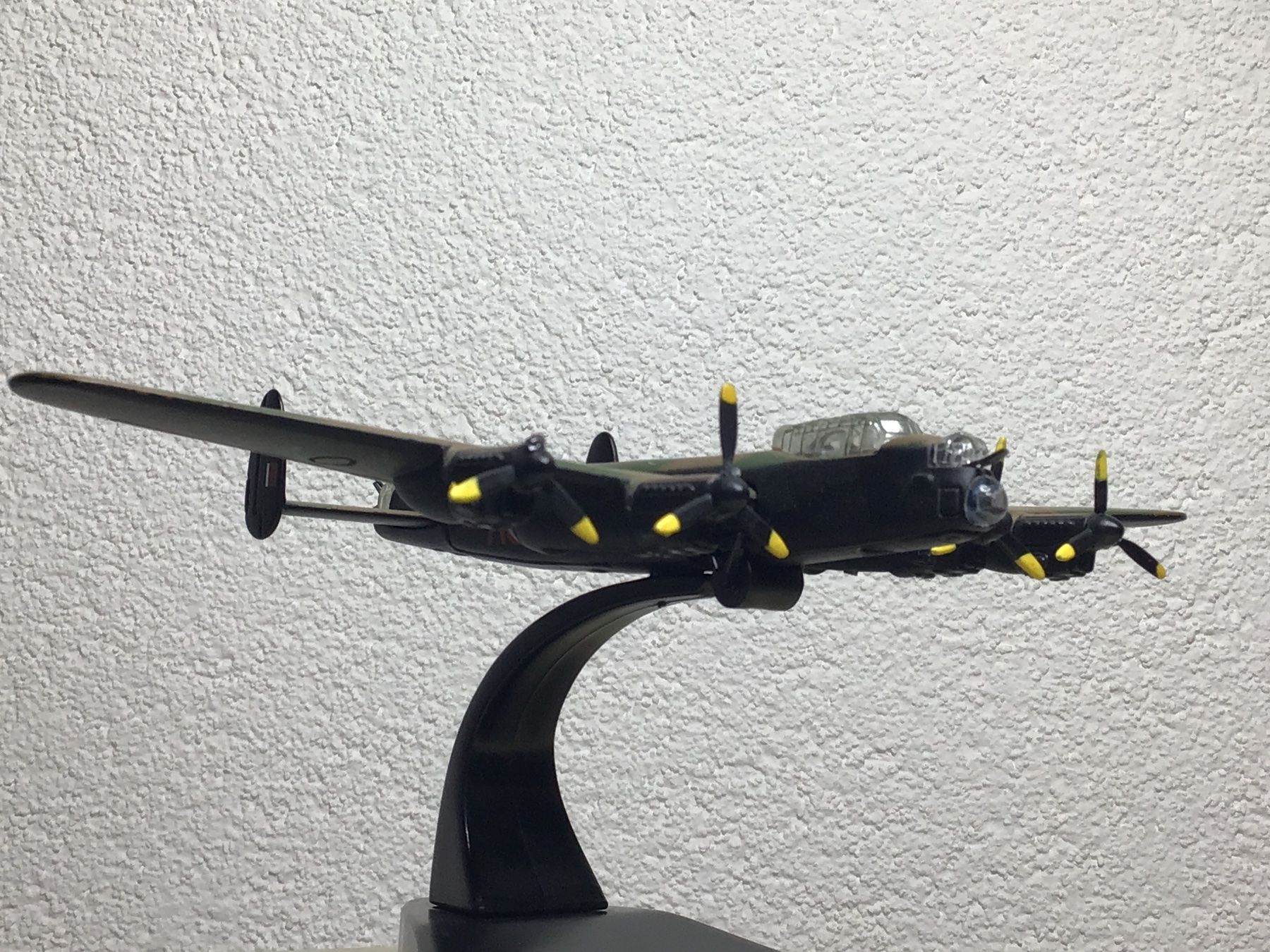 Kit di modellismo & Modellini statici: Avro Lancaster Modellflugzeug "Dambuster" 1:144 – Difettoso da Männedorf venduto da Modell-Spezialisten 2