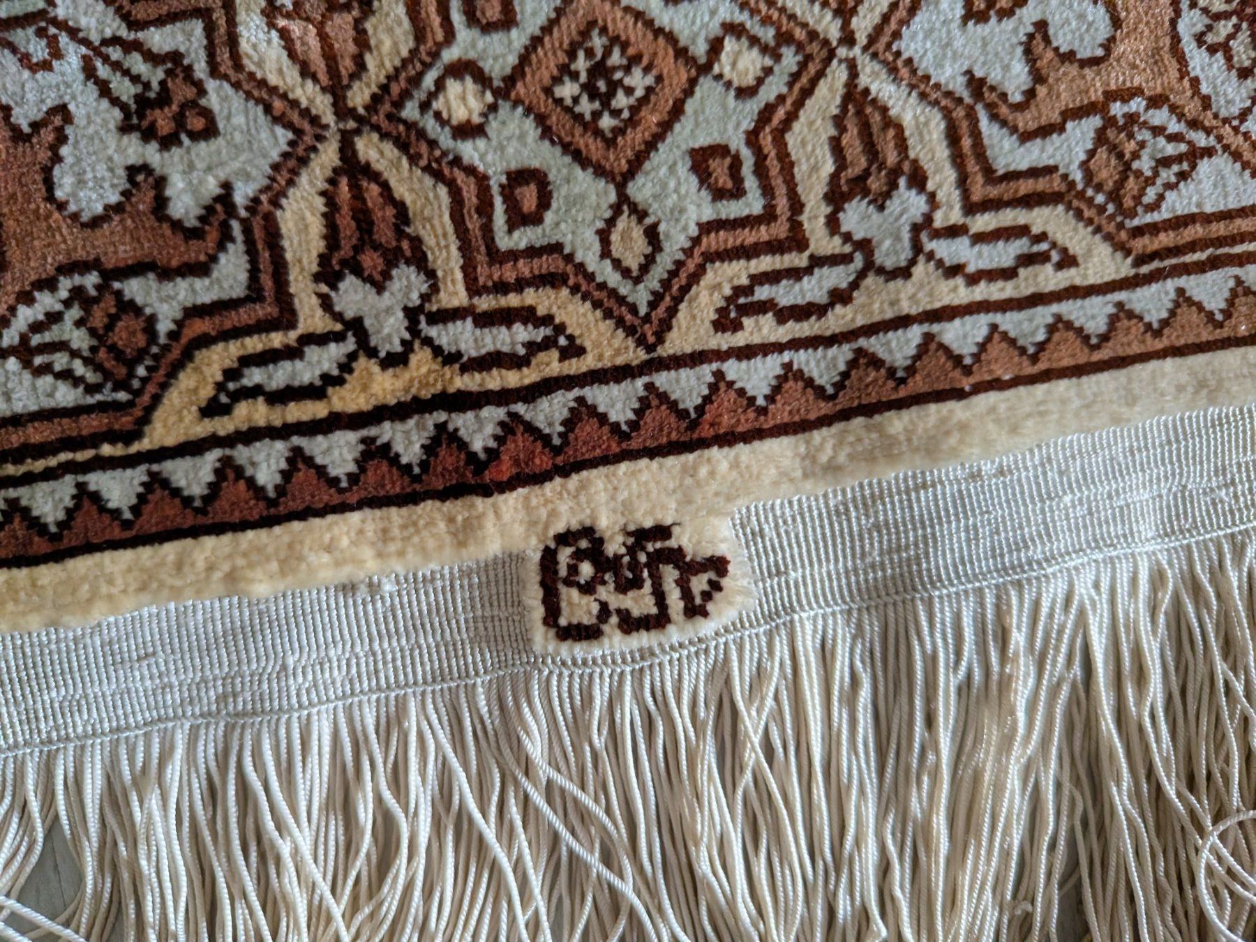 Tappeti: Kleiner Orientteppich, vermutlich Seidenteppich, signiert – Usato da Emmen venduto da Brockofsky 1