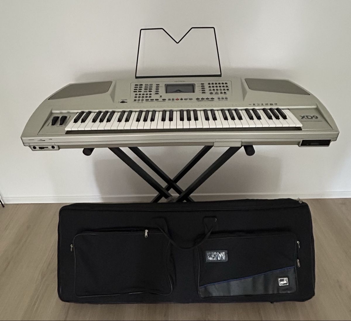 Ketron Strumenti musicali: KETRON XD9 , Ständer und Transporttasche – Usato da granges paccot venduto da RMBS