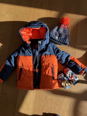 Winter Jacke cap und Handschuhe
