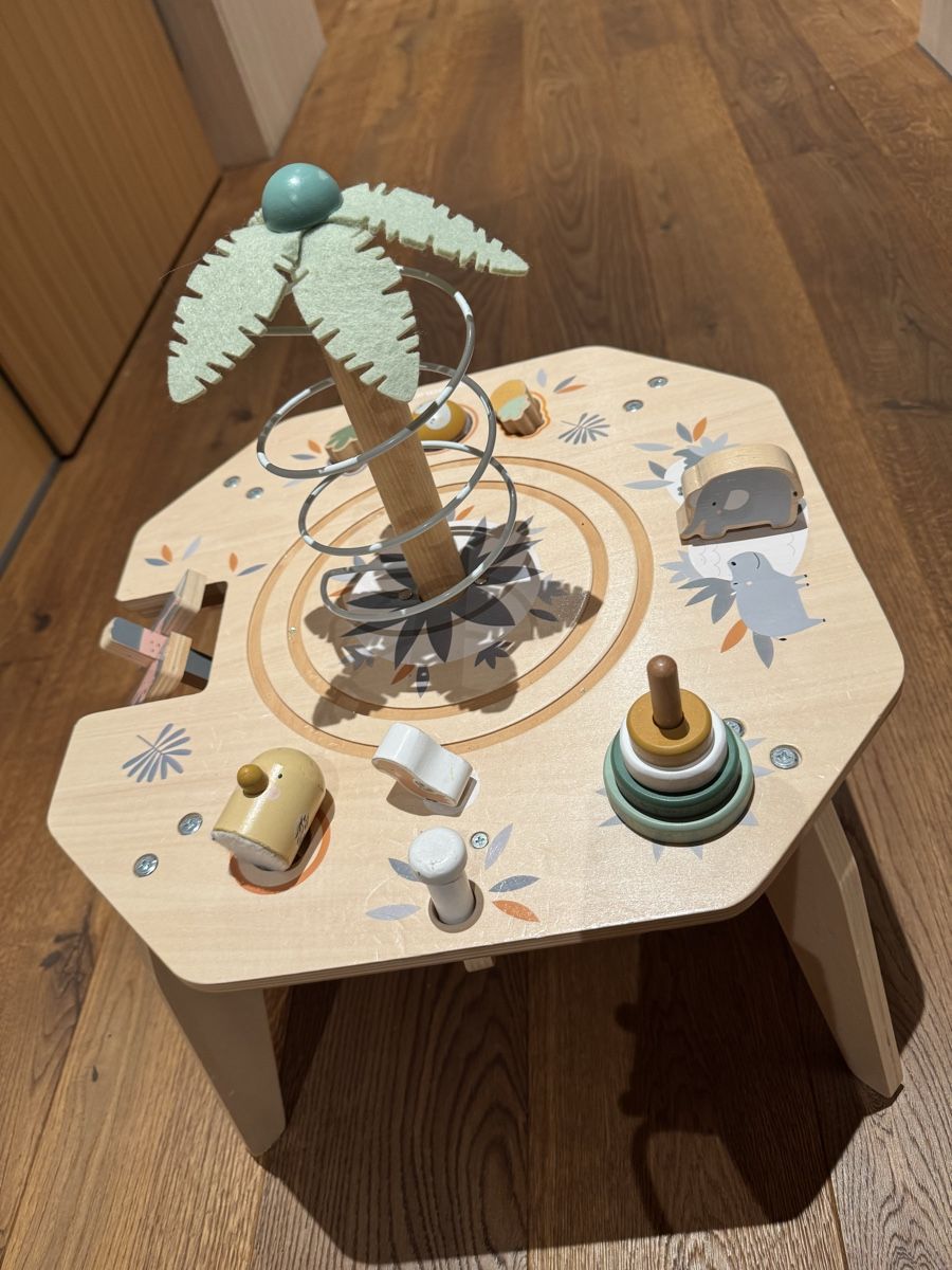 Spielzeuge: Spieltisch aus Holz – Gebraucht aus Arisdorf von urs_n2xv