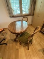 Antiker Holztisch oval mit zwei Stühlen