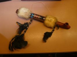 Friedenspfeife Indianer mit Federn und Perlenhandwerk Deko