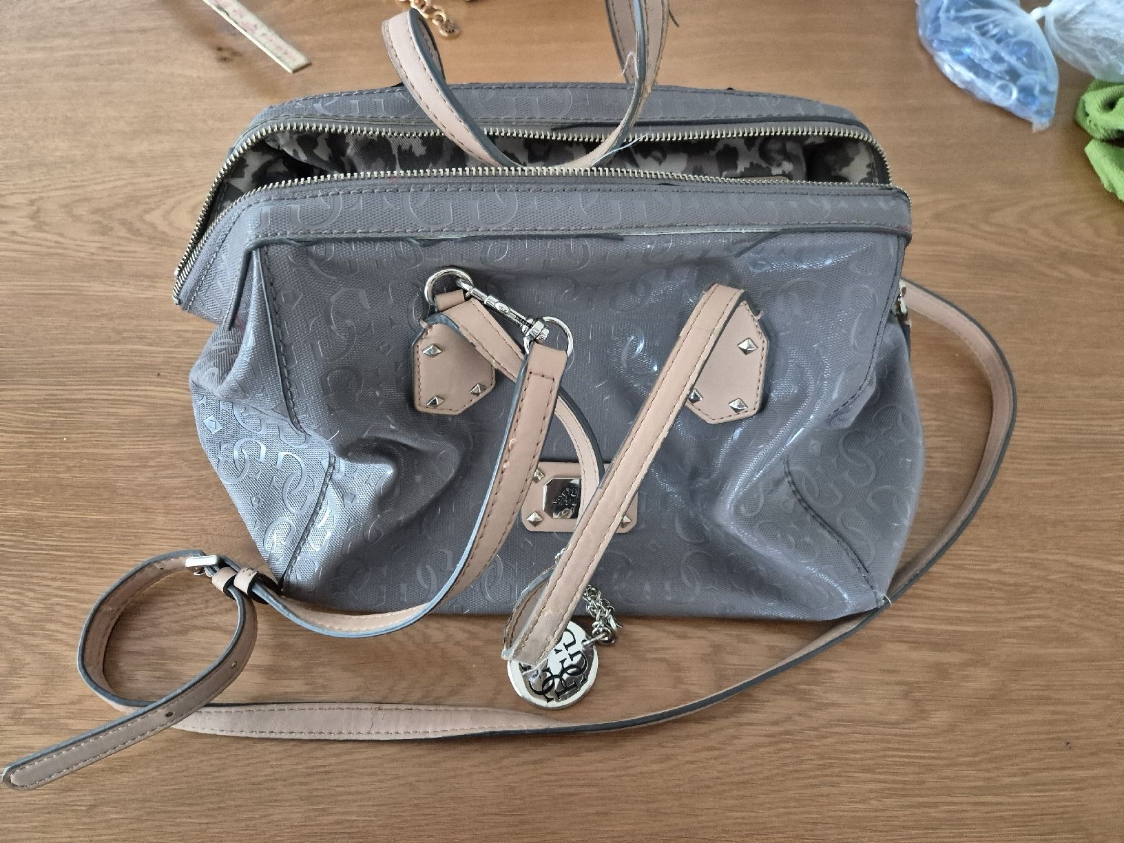 Guess Borse da donna: Guess Handtasche mit Gebrauchsspuren – Usato da Tuggen venduto da Santasbag