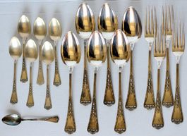 Lot de 17 couverts en argent 800 motif muguet Total: 730 g