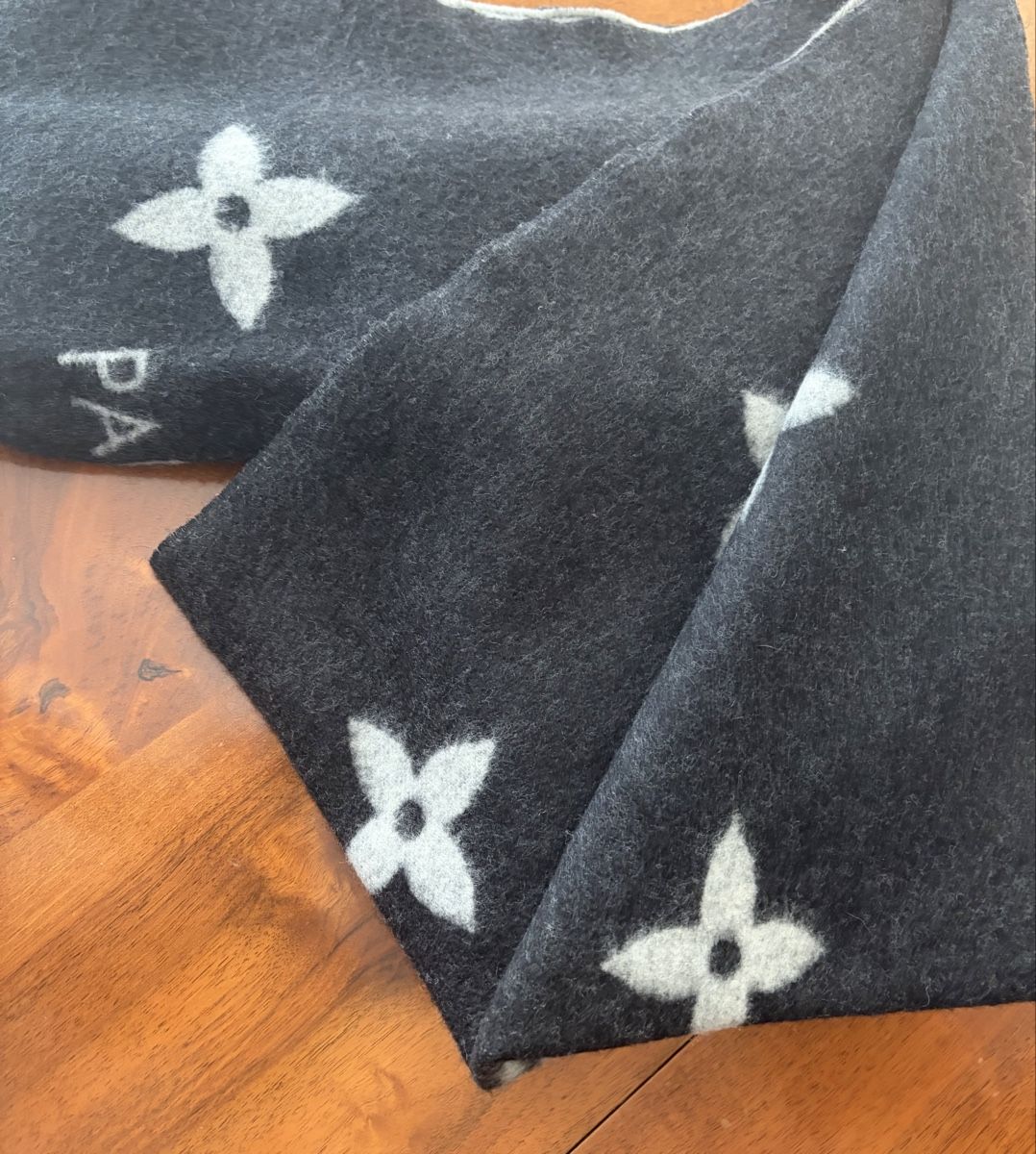 Louis Vuitton Foulards & écharpes: Louis Vuitton écharpe cachemire  – D'occasion à Le Mont-sur-Lausanne par CT70 2
