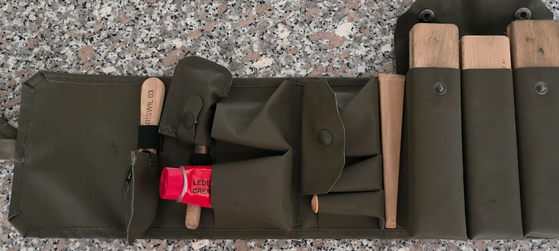 Schweizer Armee Prodotti di pulizia: Schweizer Armee Schuhputzset mit Tasche – Usato da Riniken venduto da Strikeone
