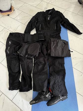 Schwarze Motorrad-Kombi Gr. 52, Top Zustand, teils neu!