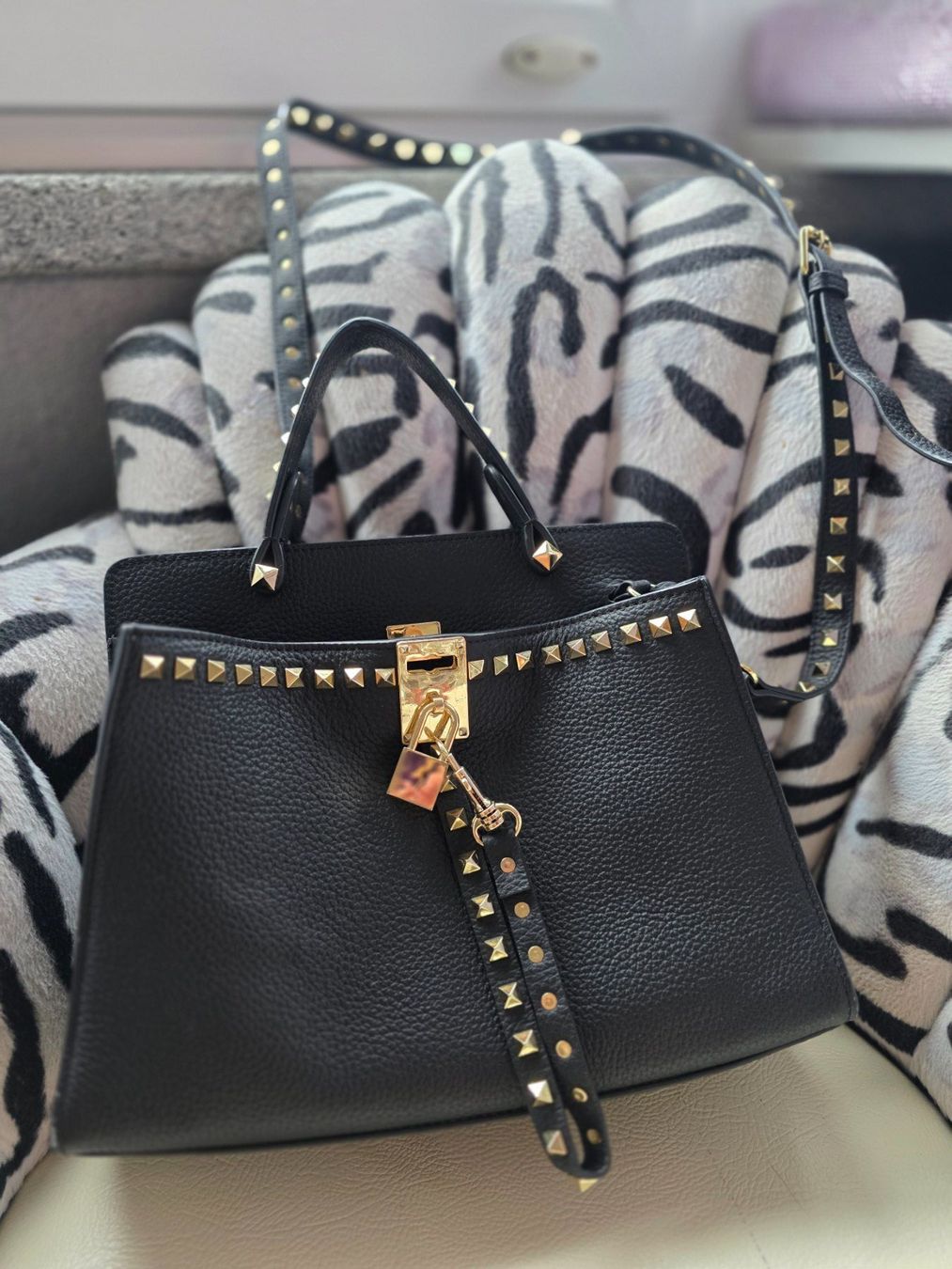 Borse da donna: super affare, borsa nera con borchie oro La Carrie – Usato da Gordola venduto da ang_7257