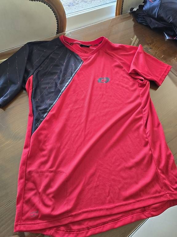 Canottiere & Pantaloni: Abbigliamento da bici – Usato da Cademario venduto da mir_p2s2 2
