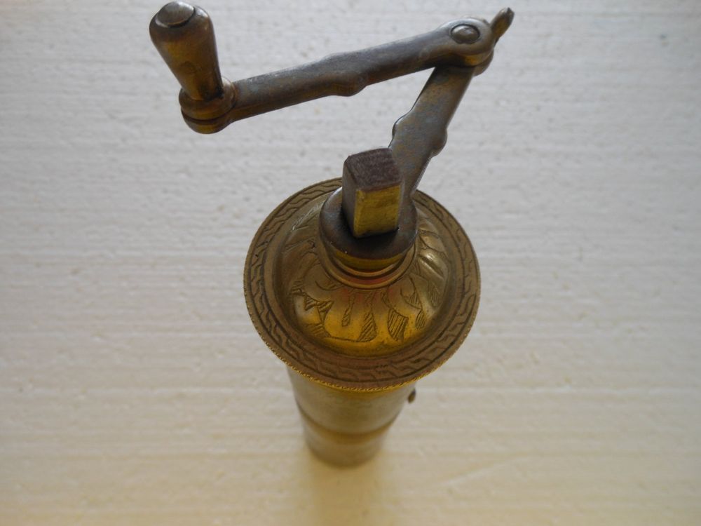 Petit Moulin à Poivre Turc Ancien En Cuivre - Afrique Du Nord - Fin XIXe Siècle (13,5 Cm)