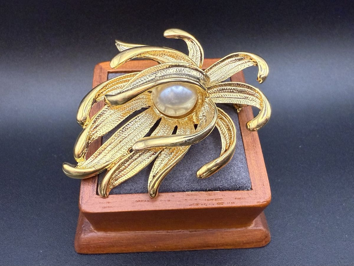 Broschen & Nadeln: Vintage-Brosche, Goldfarbe Blume mit Perle – Gebraucht aus Lamone von LaCantinaMagica 1
