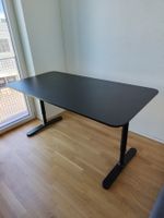 Gut erhaltener schwarzer Pult inkl. Kabelmanagement