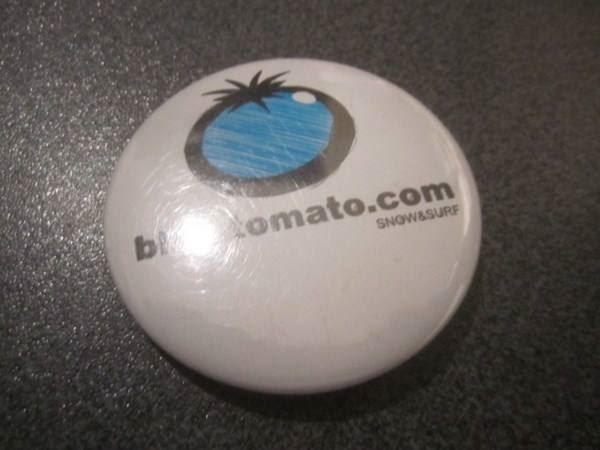 Broches & Aiguilles: Button blue-tomato.com – D'occasion à Zürich par Motzkuh