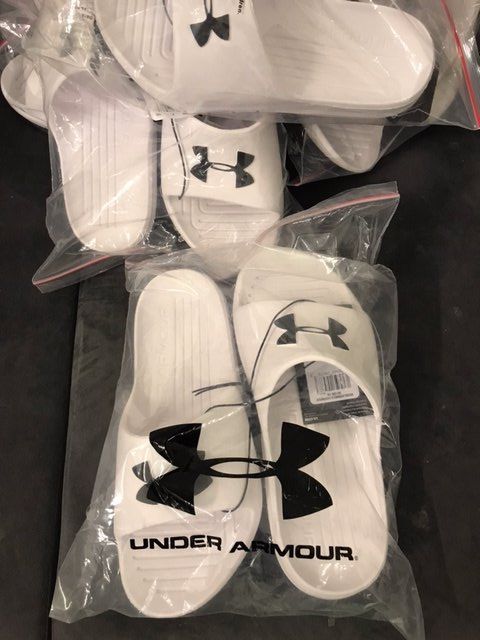 Under Armour Scarpe da uomo: UNDER ARMOUR Slipper Core PTH Weiss Grösse 38.5 Liquidation – Nuovo e nell'imballaggio originale da Steinhausen venduto da Retourenprofis