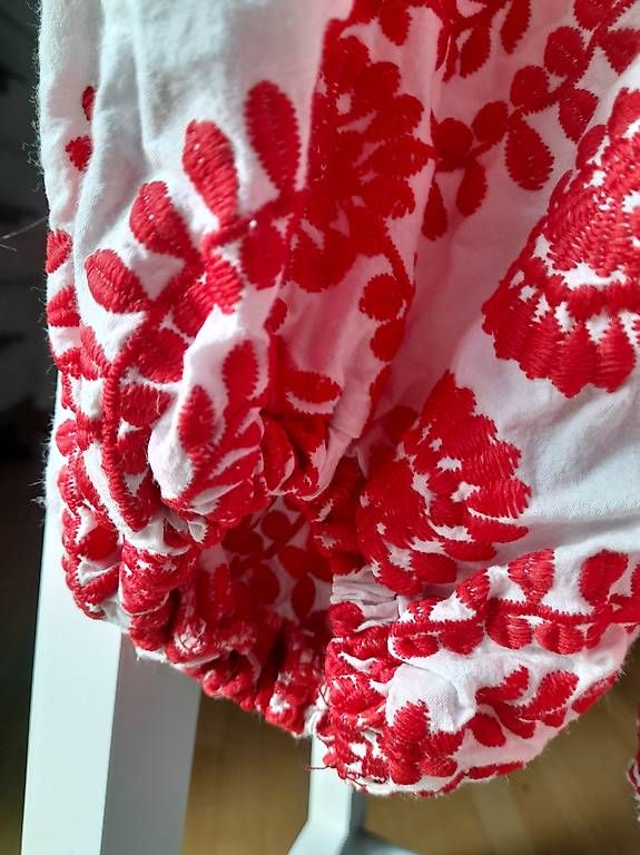 Camicette: Bluse mit rotem Blumenmotiv Gr. M – Usato da Dietlikon venduto da Asienka 1