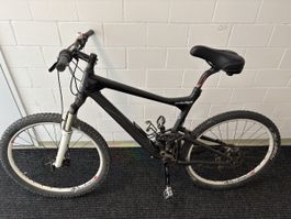 2 Mountainbikes schwarz gebrauchter Zustand
