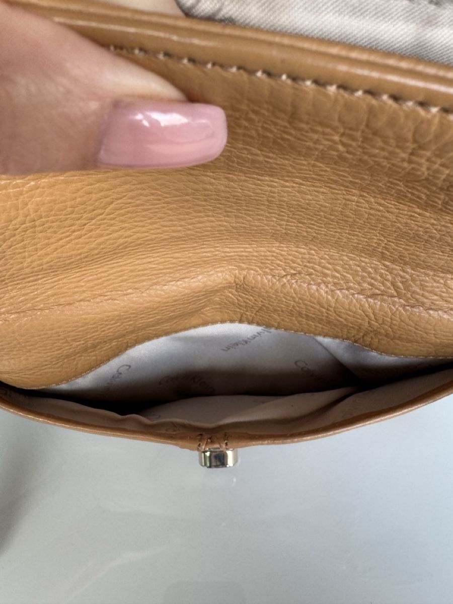 Calvin Klein Borse da donna: GENTLY USED CALVIN KLEIN GENUINE LEATHER CLUTCH – Usato da Forch venduto da ele_9gsf 5
