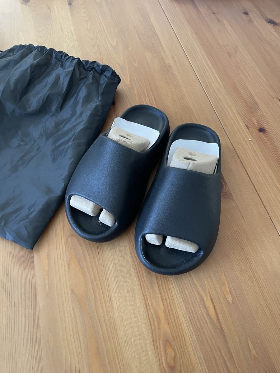 Herrenschuhe: Yeezy slides neu – Neu und originalverpackt aus Genève von janamr2019 3