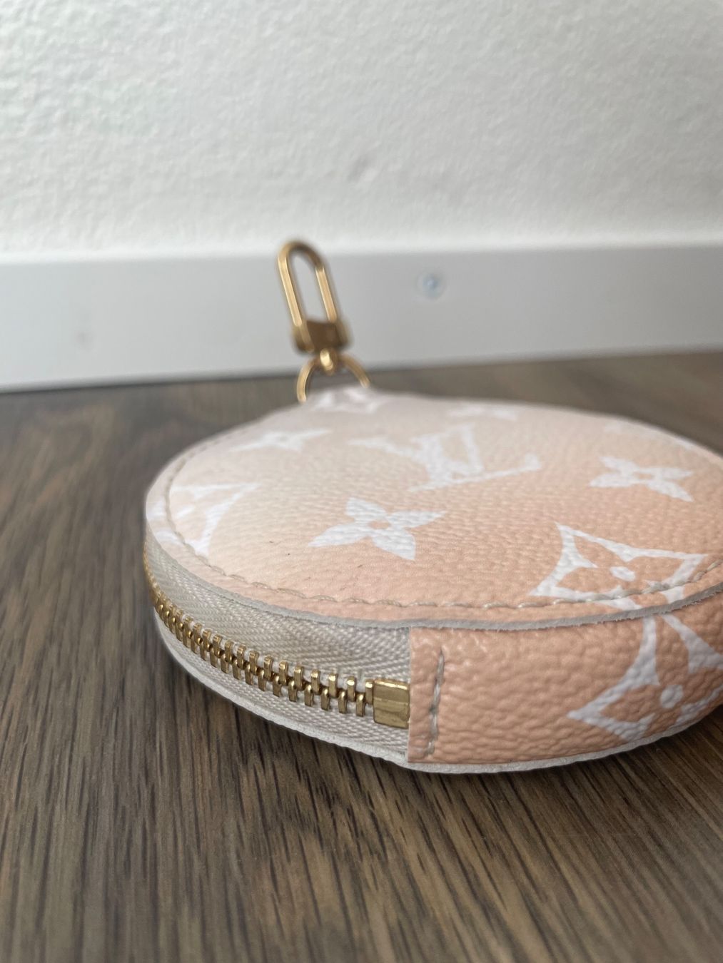 Louis Vuitton Portamonete: Louis Vuitton Round Coin by the Pool – Nuovo (secondo la descrizione) da Münchwilen TG venduto da emma_J 4