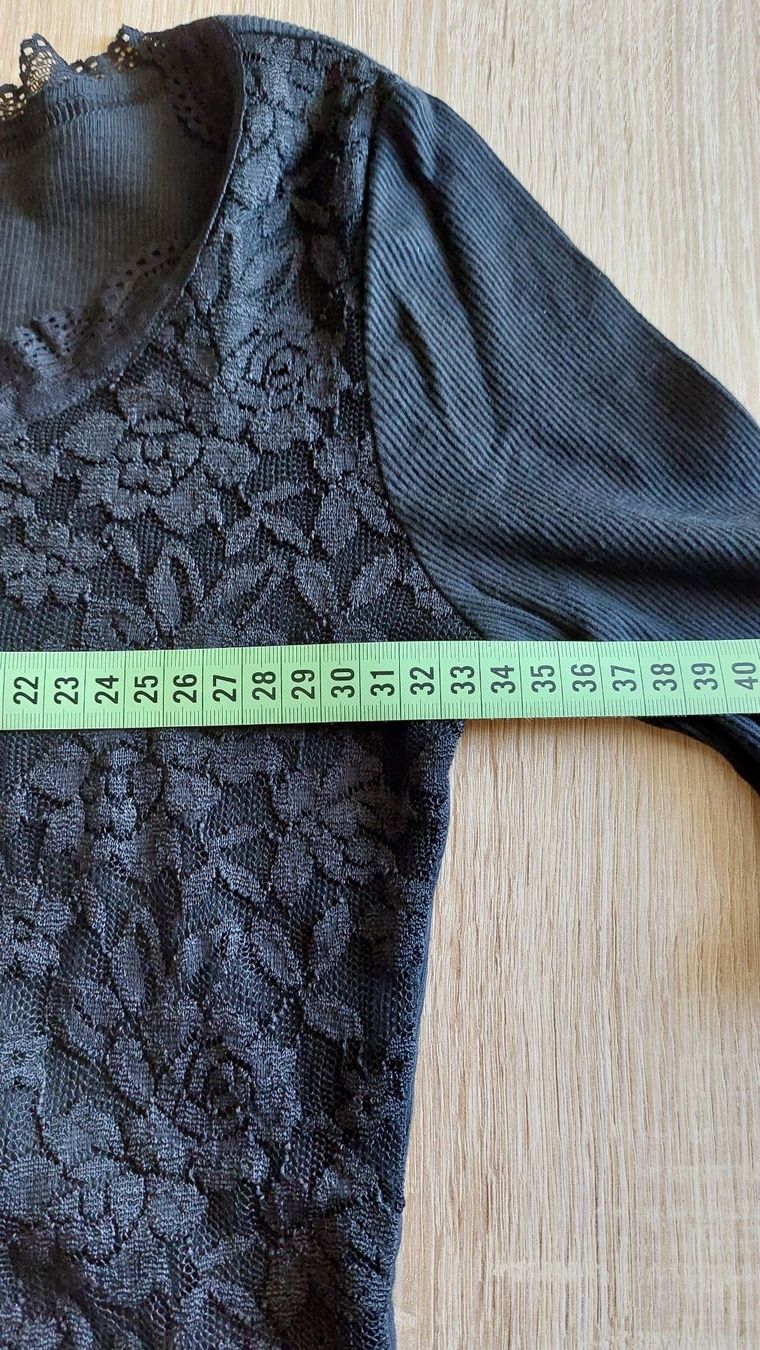 T-shirt: Schwarzes, elegantes Langarmshirt mit Spitze, Grösse S – Usato da Zollikofen venduto da Blackie 7