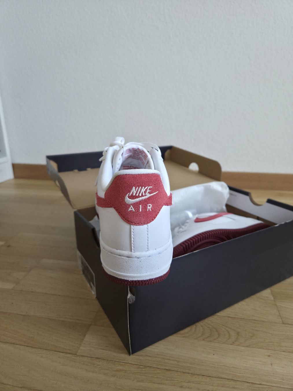 Nike Scarpe da donna: Nike Air Force 1 '07 Gr. 38.5 white / adobe red – Nuovo e nell'imballaggio originale da Zollikofen venduto da x_drive7 2