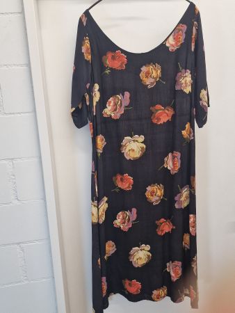 Kleid Hennes Collection Blumenmuster schwarz Grösse 42