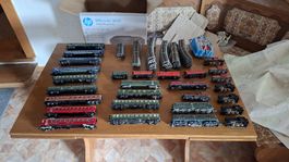 H0 48 Gleise, 8 Märklin 3 Lima Loks, 17 Wagen, 1 Travo.