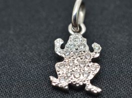 DODO pend neuf crapaud brillants 0.10ct or gris 750