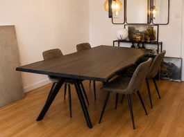 Table à manger 4 à 6 personnes en MDF effet bois foncé.