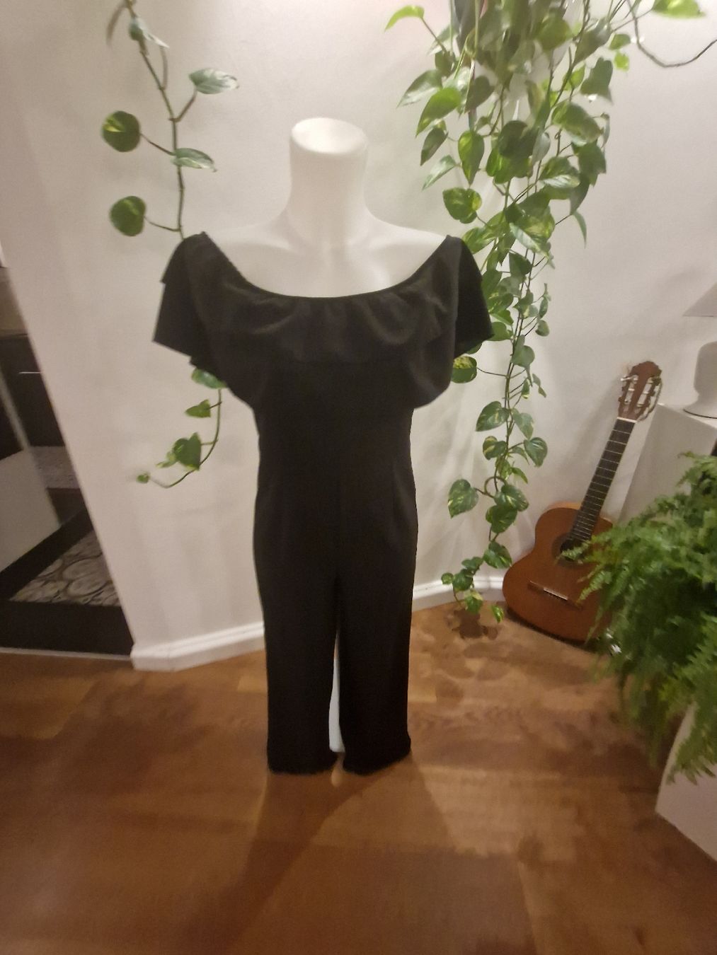 Tute: Schwarzer Jumpsuit mit Volants - Eleganter Hingucker! – Usato da Wald ZH venduto da Cjp