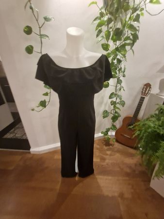 Schwarzer Jumpsuit mit Volants - Eleganter Hingucker!