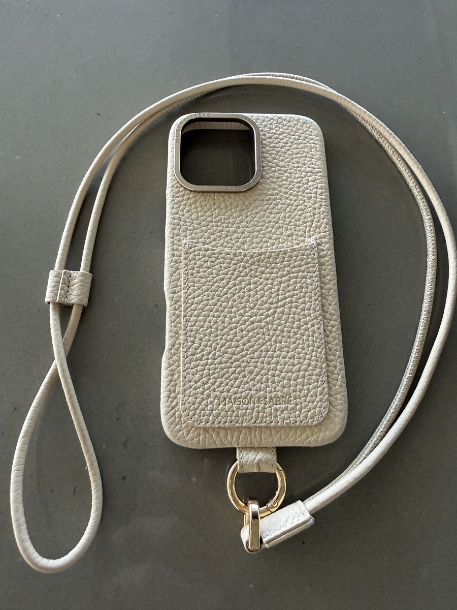 Apple Cover & Protezioni schermo: Maison de Sabré iPhone 16 Pro Max Hülle mit Band, beige. – Usato da Ottenbach venduto da Suni_82 1