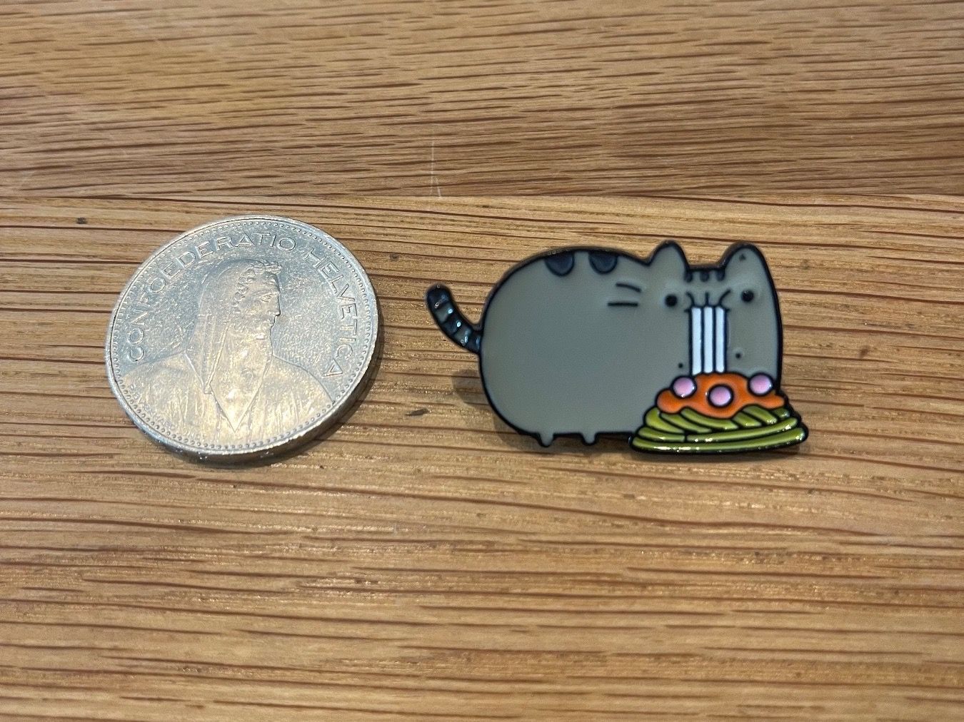 Plaketten & Abzeichen: Cat eating Spaghetti Meme Pin – Gebraucht aus Biel/Bienne von bas_c8yf 1