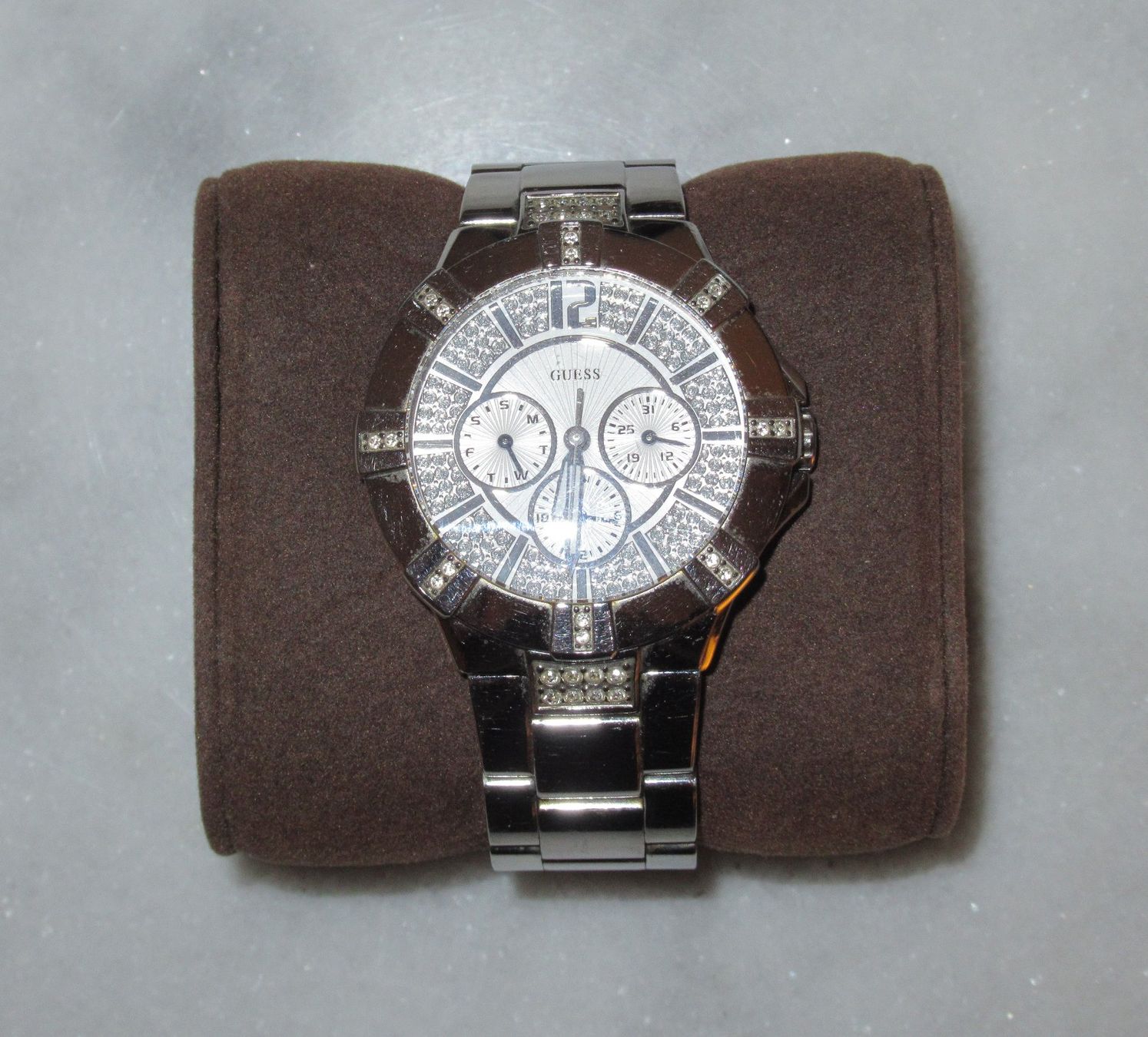 Guess Uhren: EXKLUSIVE DESIGNER-UHR "GUESS" ZIRKONE NP 229 CHF – Gebraucht aus Au ZH von FashionConsultant