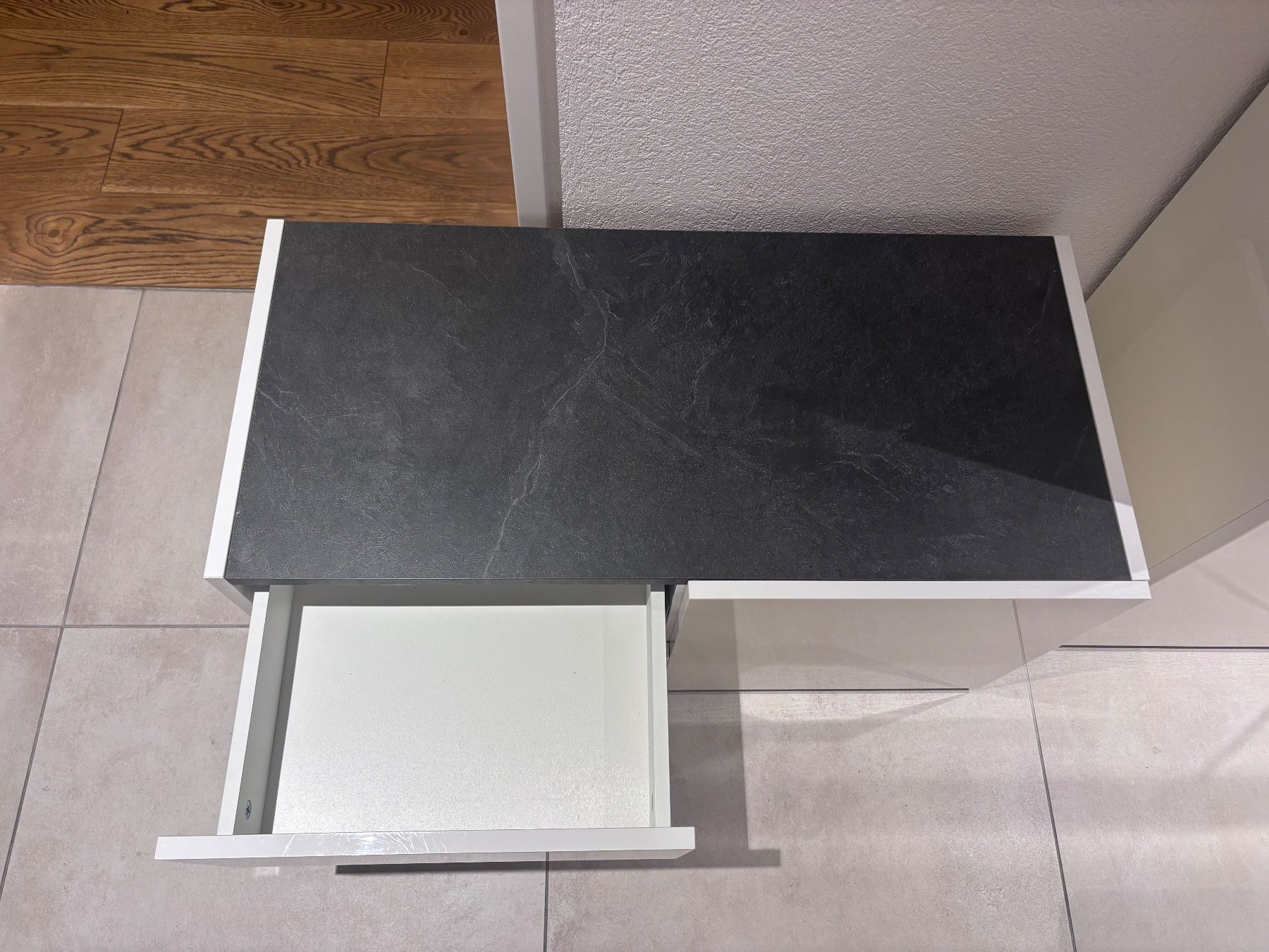 Pfister Commodes: Sideboard weiss mit Steinoptik Platte gebraucht – D'occasion à Zürich par Steffi_99 1