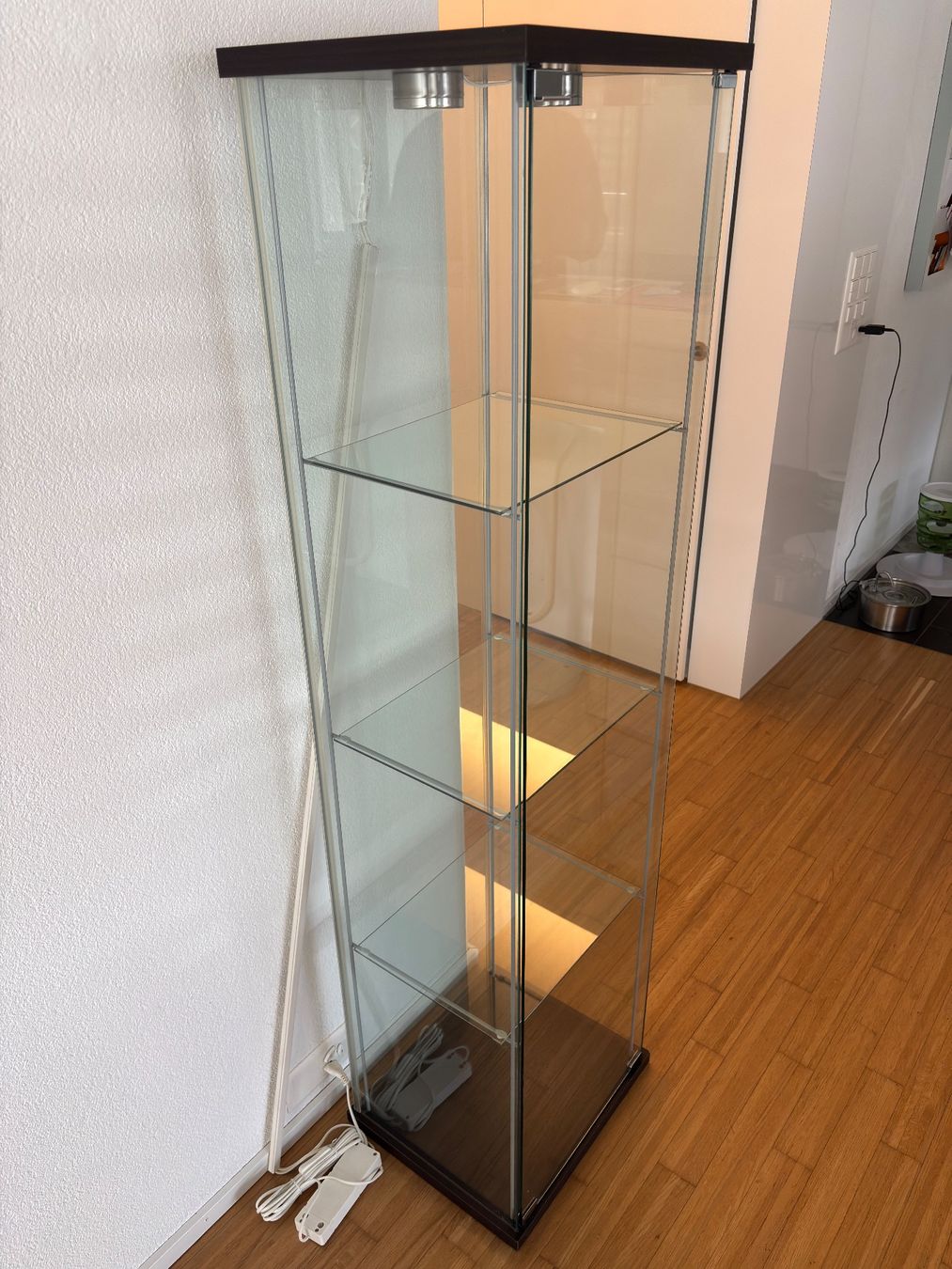 Ikea Glas-Holz Vitrine / Vitrinenschrank mit Beleuchtung (Gebraucht) in Einsiedeln für CHF 50 – nur Abholung auf Ricardo kaufen