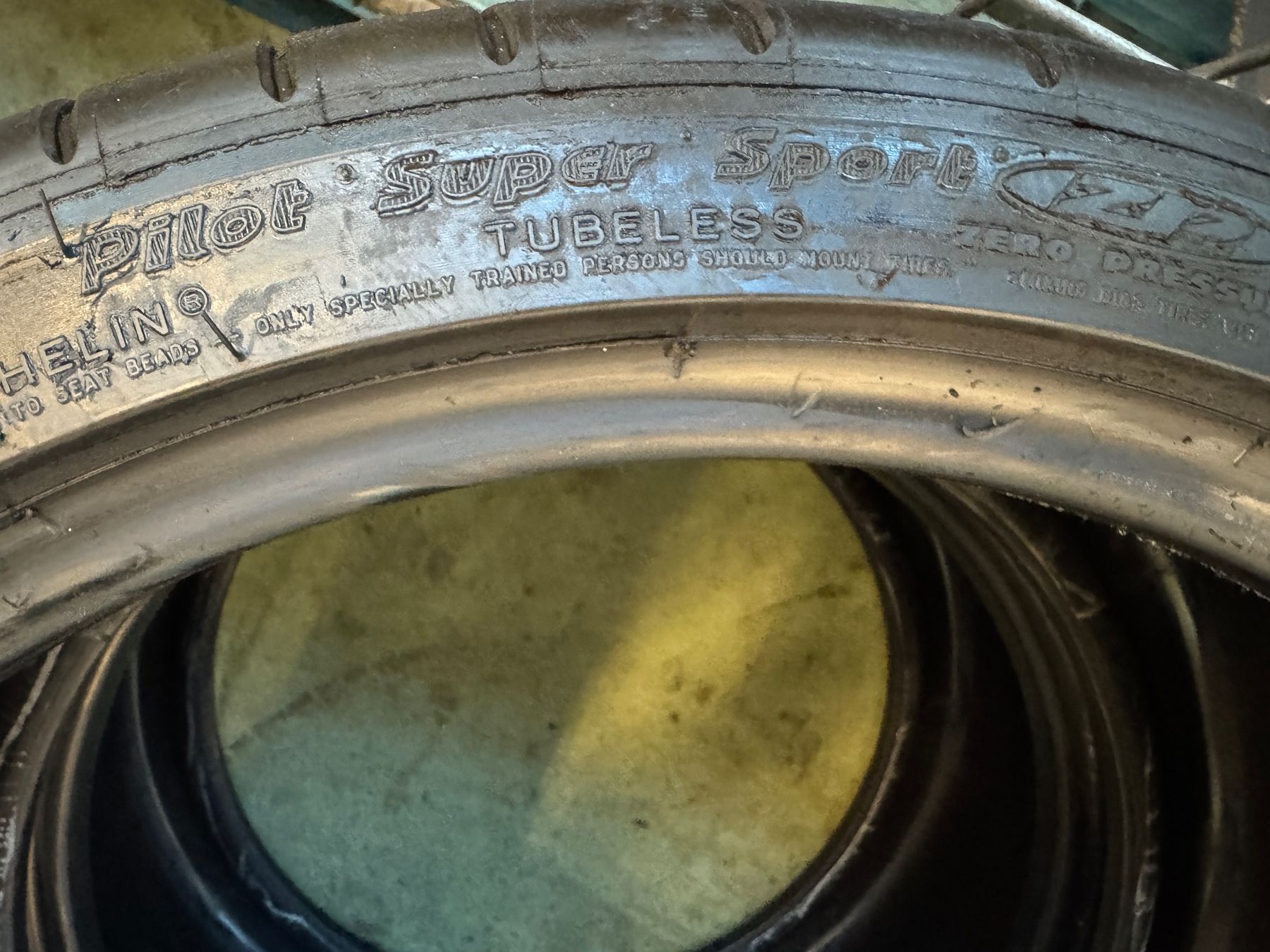 Michelin Pneus & Kompletträder: 245/35R19 – Gebraucht aus Widen von Dinero02 6