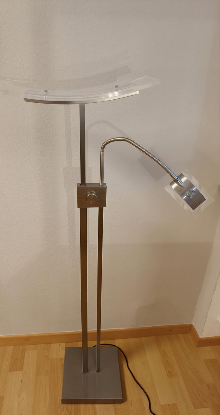 Lampes: Led Stehlampe mit Leselampe – D'occasion à Elgg par AlexanderH2002 1