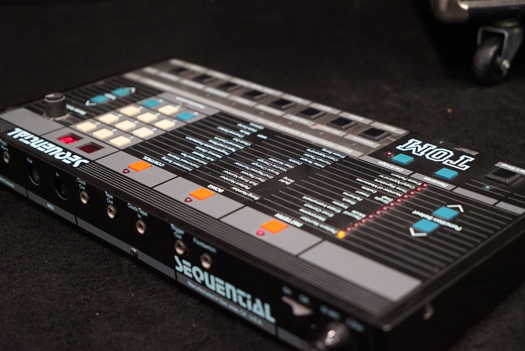 Sequential Strumenti musicali: Sequential TOM Model 420 Drum Machine mit Netzteil 2 Cards – Usato da Ortschwaben venduto da Musictrade 2
