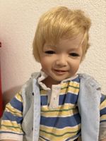 Süsse Porzellanpuppe Bub blond gestreift 45cm gross