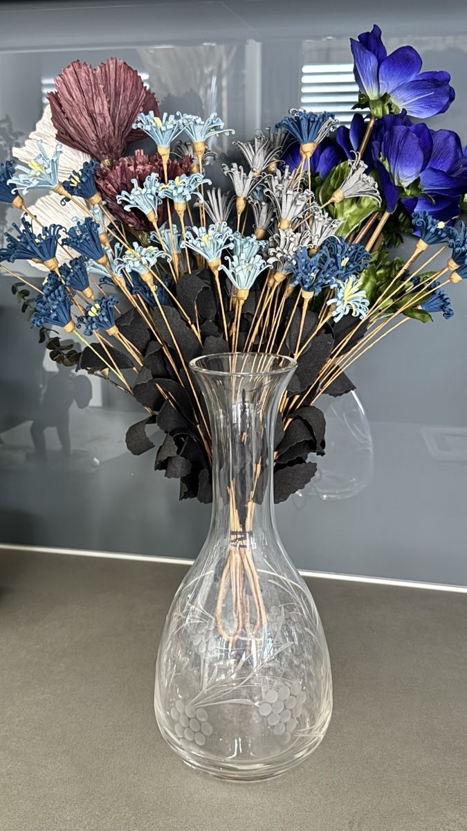 Carafes: Karaffe/Glasvase mit Blumen-Dekor – D'occasion à Mörigen par TimelessFinds